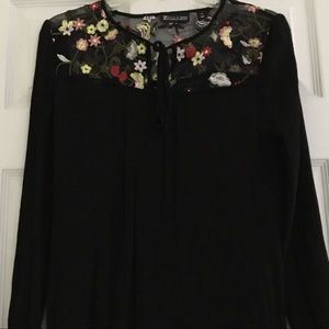 BLACK FLORAL EMBROIDERED TOP XS